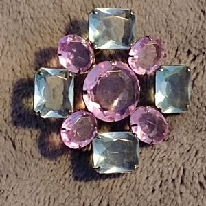 🌺2/$25 or 5/$50 Cute Prong set brooch